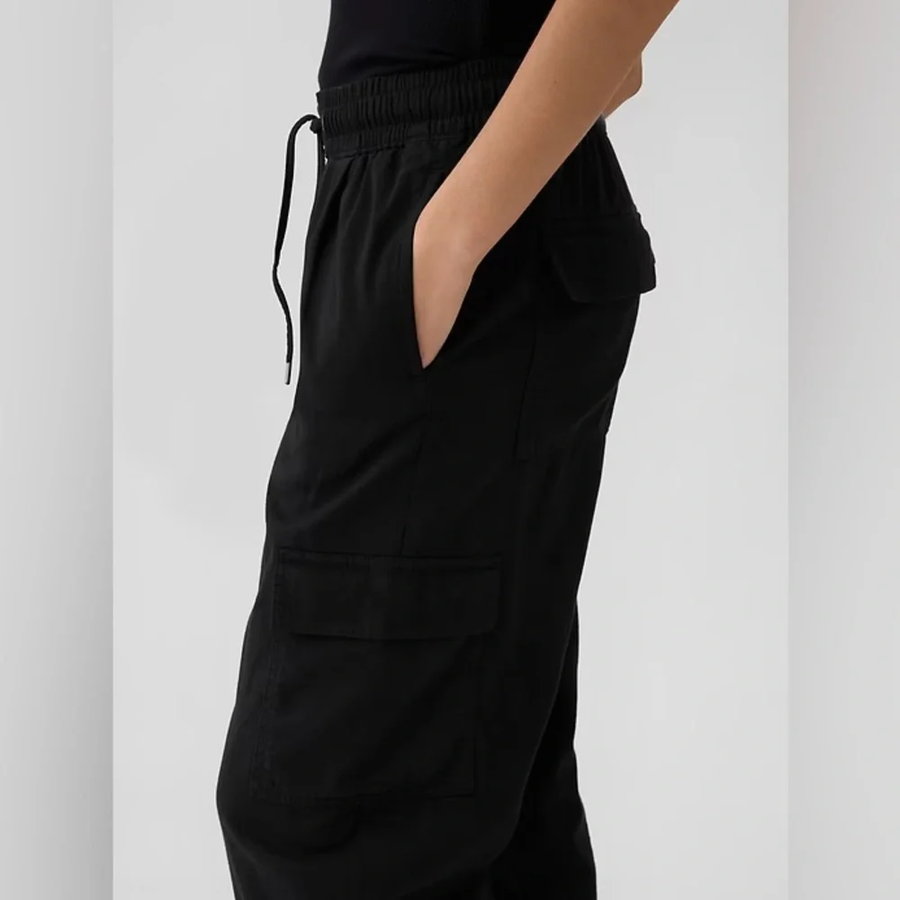 NWT! GAP Black Easy Cargo Pants - Size Medium Petite 🩷 #522920 - Picture 8 of 11